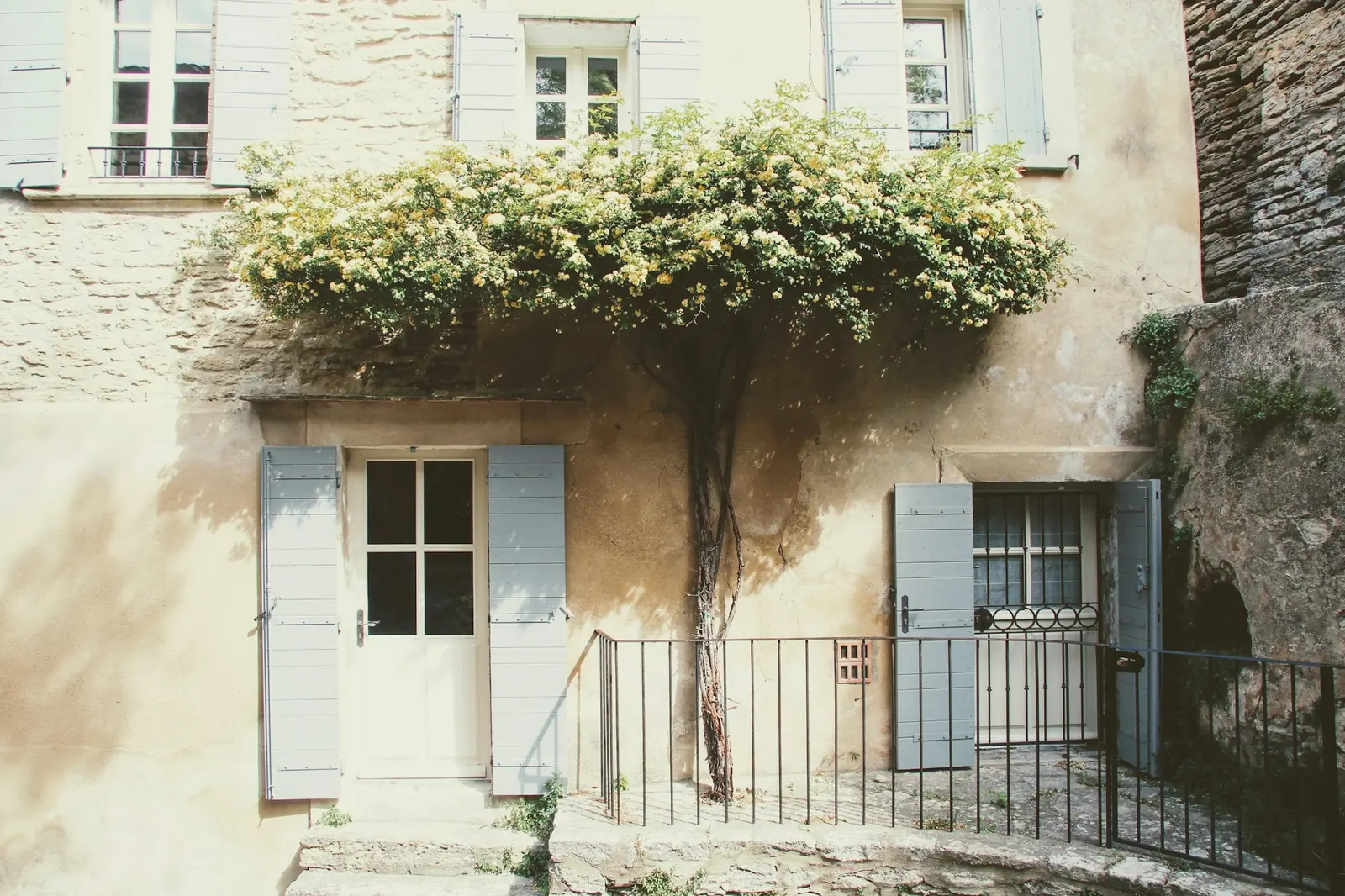 Bastide des Aires, salle voûtée ouverte sur le séjour.