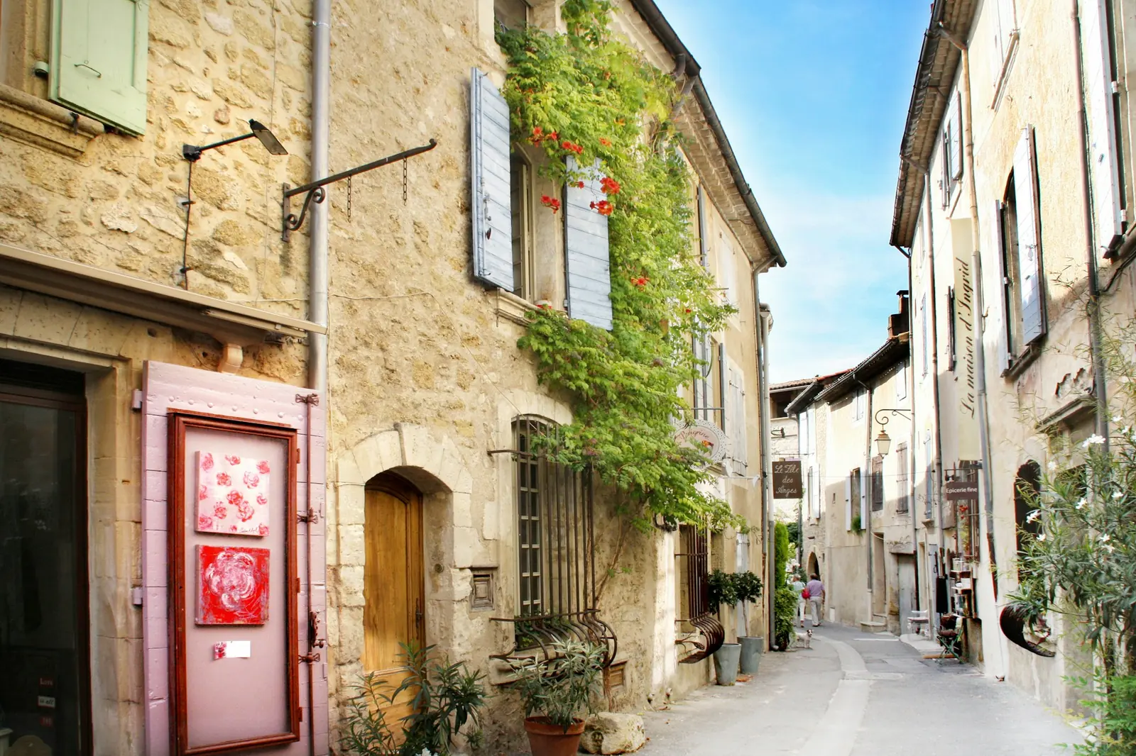 Maison de village à Fuveau, terrasse sur le toit voisin.